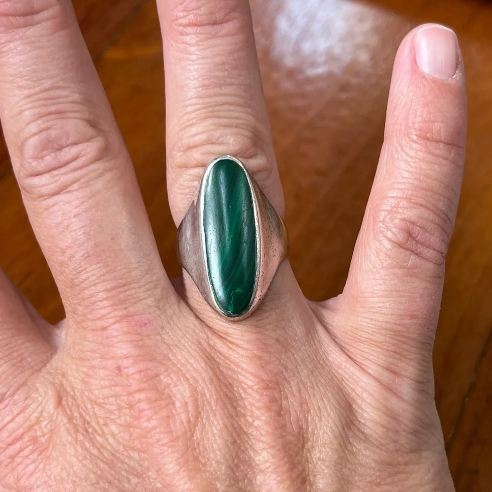 Vintage Sterling Silver Unisex Ring with Oval Malachite Stone
